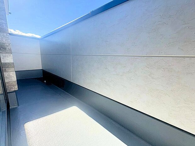 バルコニーから望む紺碧の空。