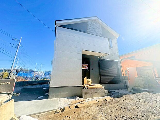 青空が美しいコントラストを生み出す印象的な外観。(令和7年12月 撮影)