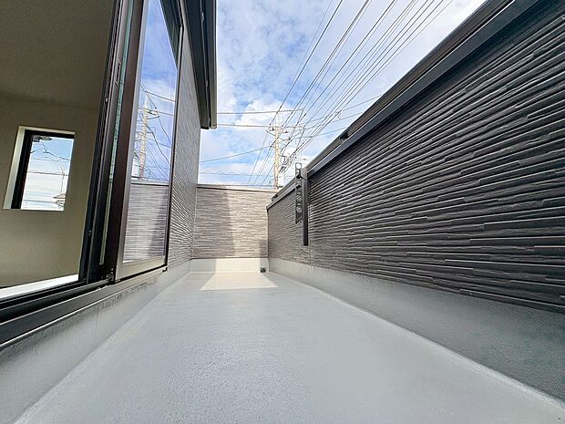 広々としたバルコニー。晴れた日にはたっぷりの洗濯物や布団を干せます。