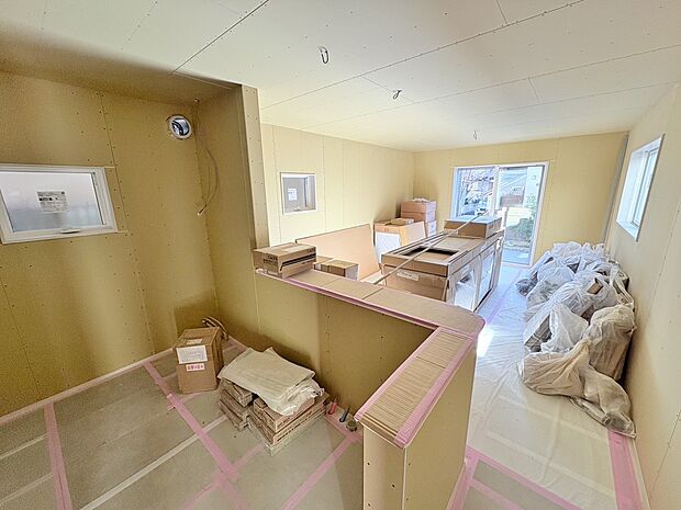 会話の弾む対面式キッチンを採用したLDK。(令和8年1月 撮影)