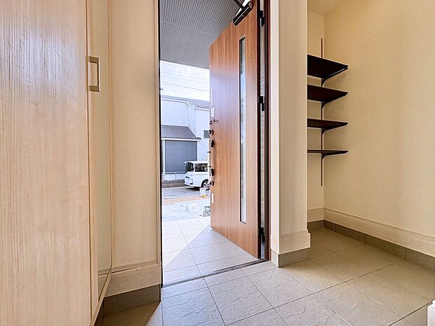 アウトドア用品の収納にも最適な玄関土間収納を設けています。