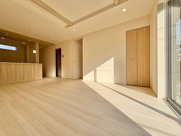 落ち着いた雰囲気のリビングは天井を折り上げ、空間のアクセントに。