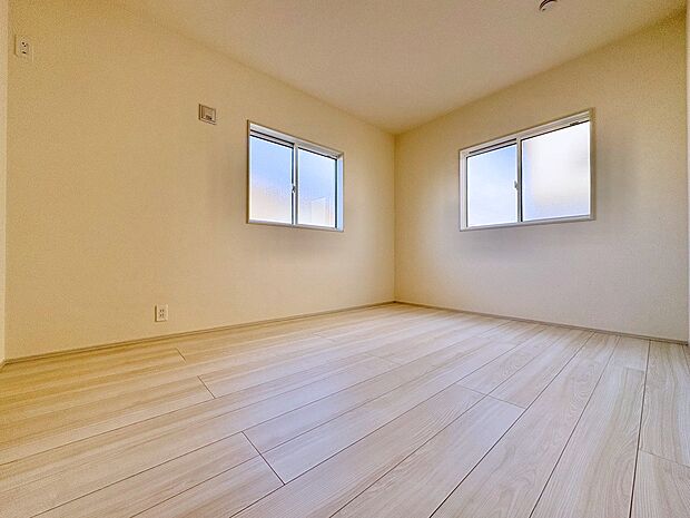 二面採光により陽光が差し込む温かみのあるお部屋。