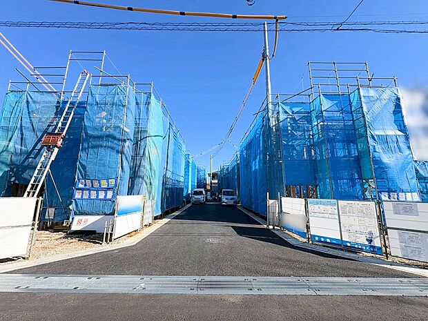 左側手前が当物件。岩槻駅徒歩14分の立地。(令和8年1月 撮影)