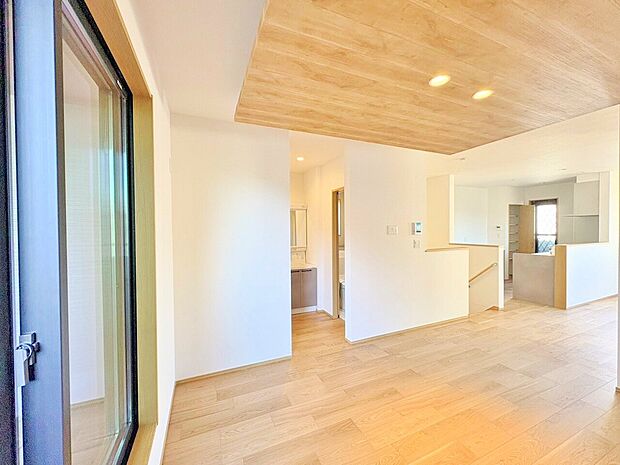 LDKはデザイン性の高い折り上げ天井で開放感を演出しています。