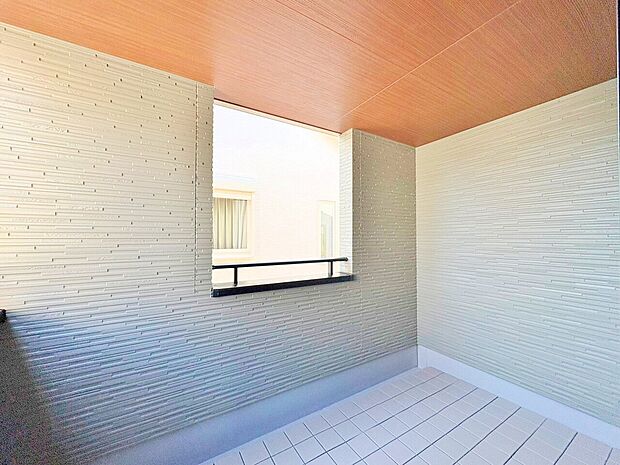 ちょっとした雨なら防げ、時間や天候に左右されずに洗濯物を干せます。