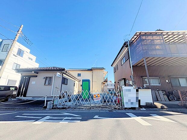 玄関には室内に持ち込みたくないものをすっきりしまえます。(令和8年1月 撮影)