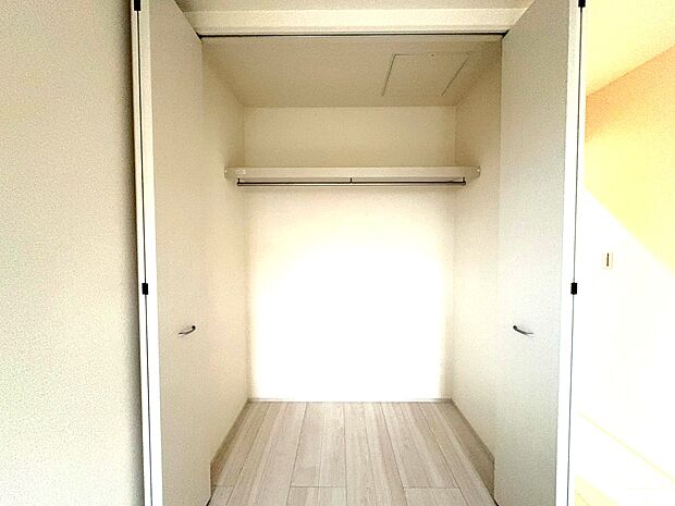 奥行きのあるクローゼットを採用しました。
