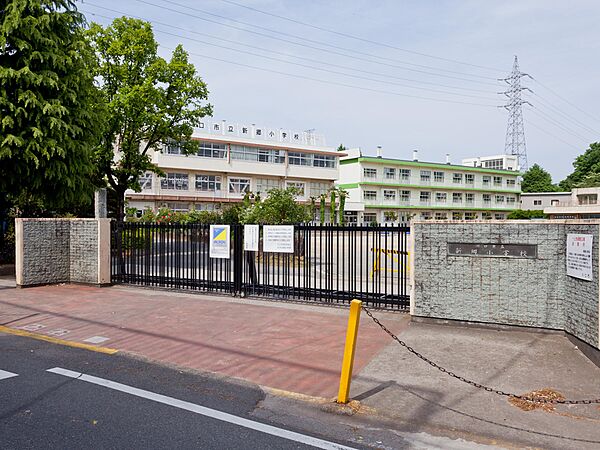 新郷小学校まで約640m