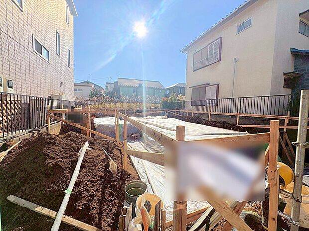 21帖の広々としたLDKはどこにいても各方面に視線が抜けて開放的な造り。(令和8年1月 撮影)