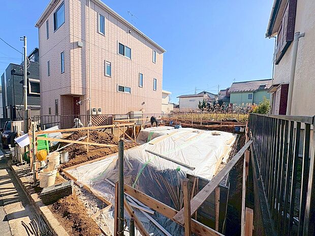 リビングイン階段を採用しました。キッチンからリビング全体を見渡せます。(令和8年1月 撮影)