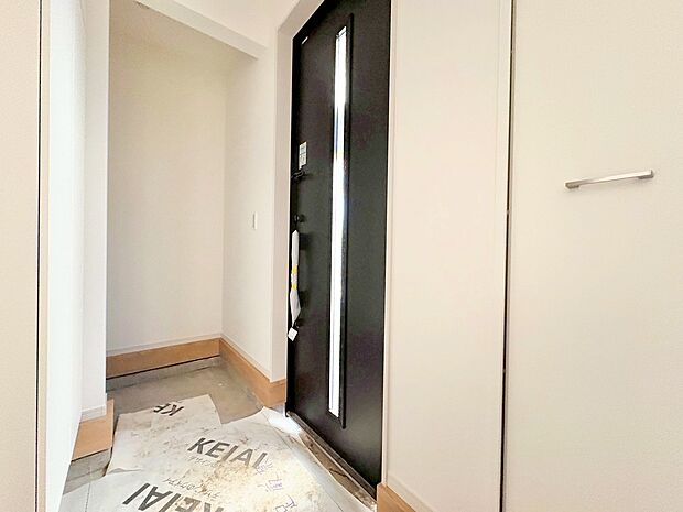 採光を考えて造られた玄関は、優しく家族を送り出し出迎えます。