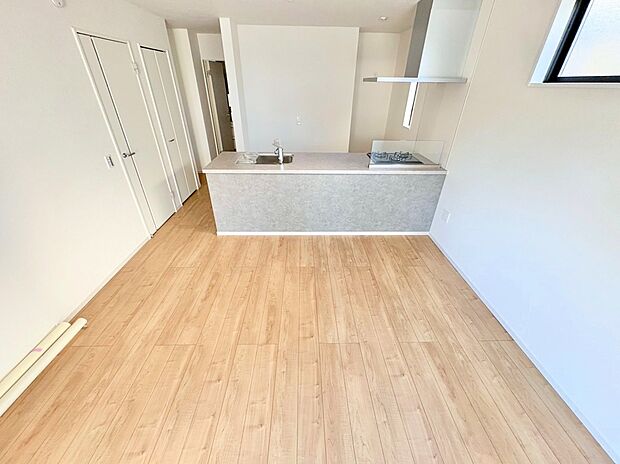 コミュニケーション動線に配慮したリビングイン階段を採用。