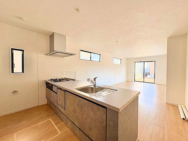 ダイニングとつながるキッチンからは家中が見渡せます。