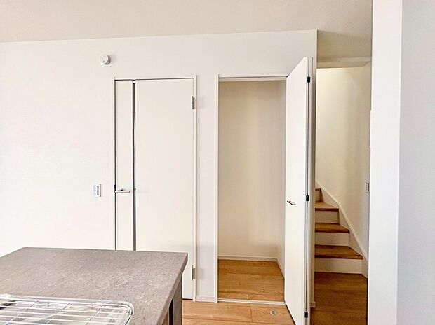 リビングに設けた収納は、共有して使える便利なスペース。