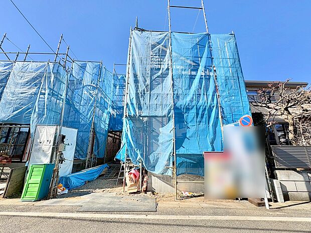 右側が当物件。東岩槻駅徒歩5分、駅までのアクセスが良好な立地です。(令和8年2月 撮影)