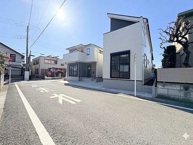 行き交う人たちを優雅に魅了するスタイリッシュなフォルム。