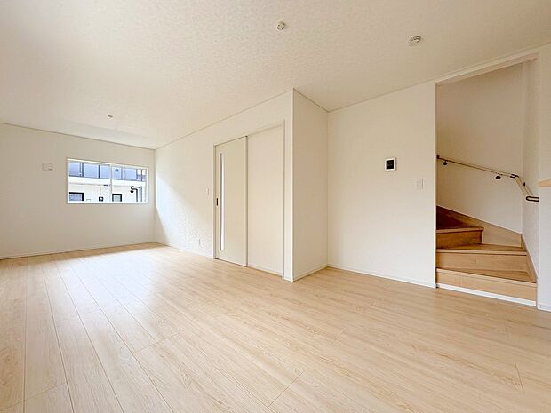 コミュニケーション動線に配慮したリビングイン階段を採用。