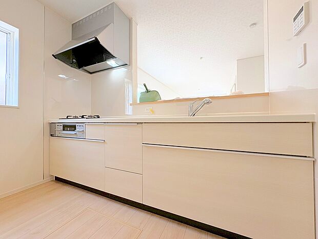 使い勝手の良いパントリーを備えたキッチン。キッチンからリビング全体を見渡せます。