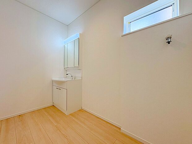 ゆとりある洗面スペースなら、朝の身支度と家事の時間が重なっても安心です。