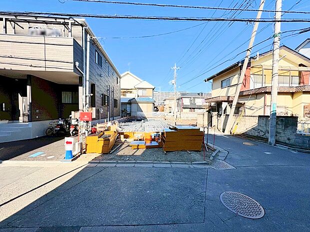 LDK17.5帖。コミュニケーション動線に配慮したリビングイン階段を採用。(令和8年1月 撮影)