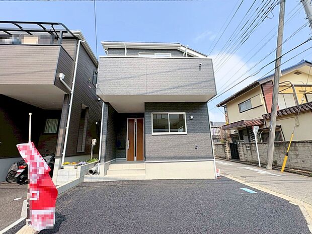 南東公道角地に面した明るい邸宅。ここに住む歓び。季節の移ろいを感じられる。