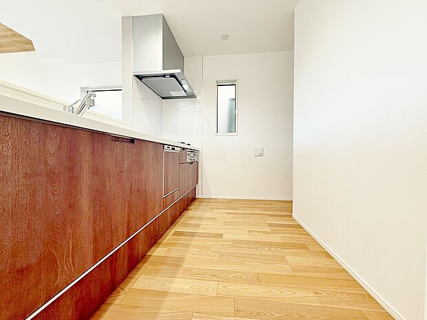 収納も多く、大きな鍋やフライパン、調味料などもスッキリ片付きます。