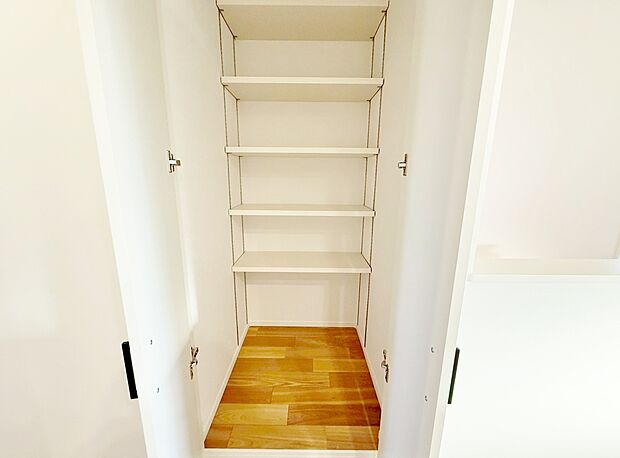 可動棚付きで便利に使える収納です。