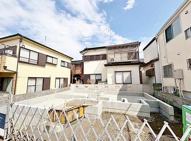 南東向きのリビングはバルコニーに面した開放感溢れる空間に仕上げます。(令和8年3月 撮影)