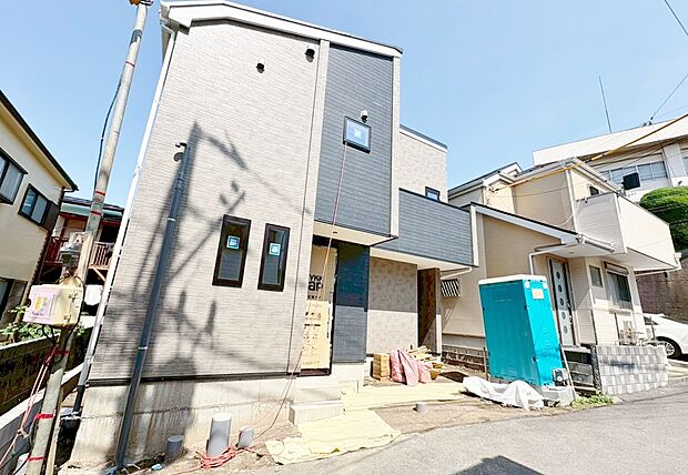 南東向きのリビングはバルコニーに面した開放感溢れる空間に仕上げます。(令和8年5月 撮影)