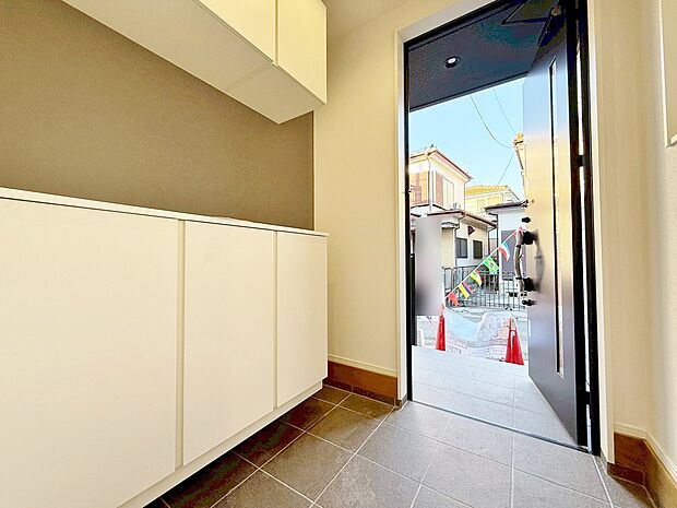 「行ってきます」と「ただいま」は、この玄関から始まります。