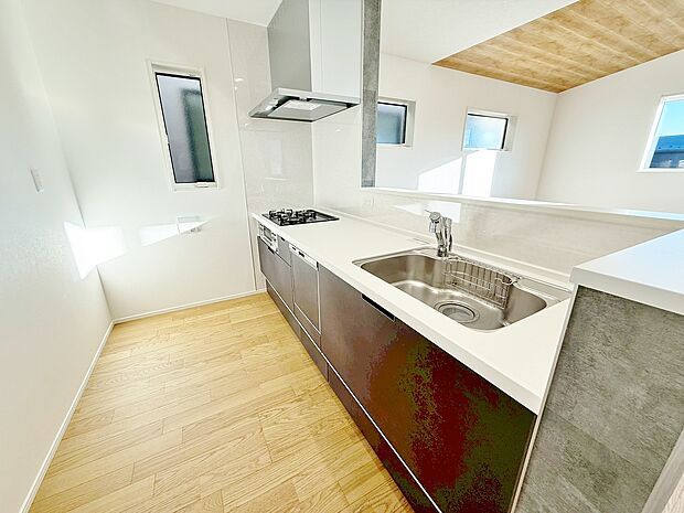 食洗機付きのシステムキッチンは作業スペースも広く快適にお使いいただけます。