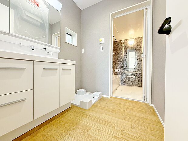 キッチンそばに洗面所、浴室を集めた無駄のないコンパクトな家事動線。