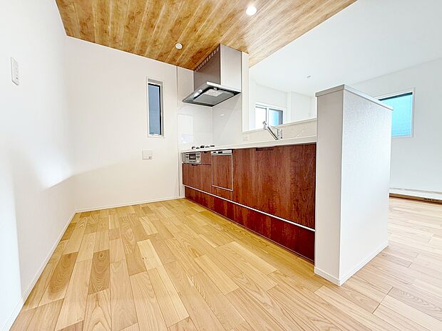 室内には豊かな陽光が注ぎ込み、爽やかな住空間を演出。
