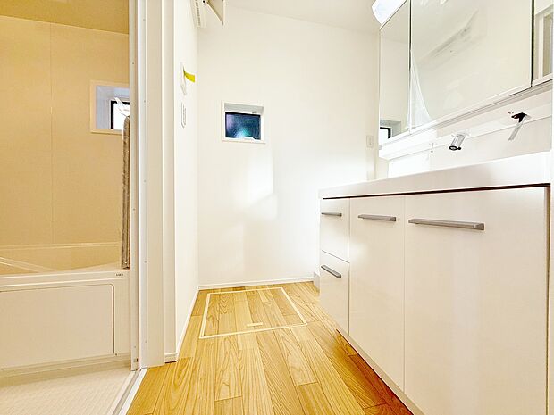 玄関のそばに洗面室があり、帰宅後すぐに手洗いできます。