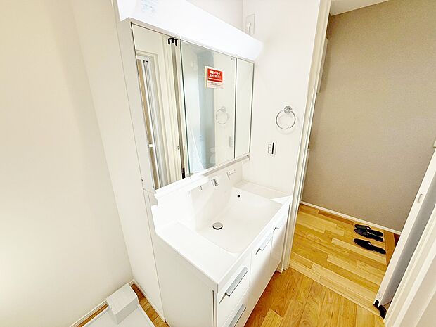 大きく見やすい三面鏡で清潔感ある洗面台。