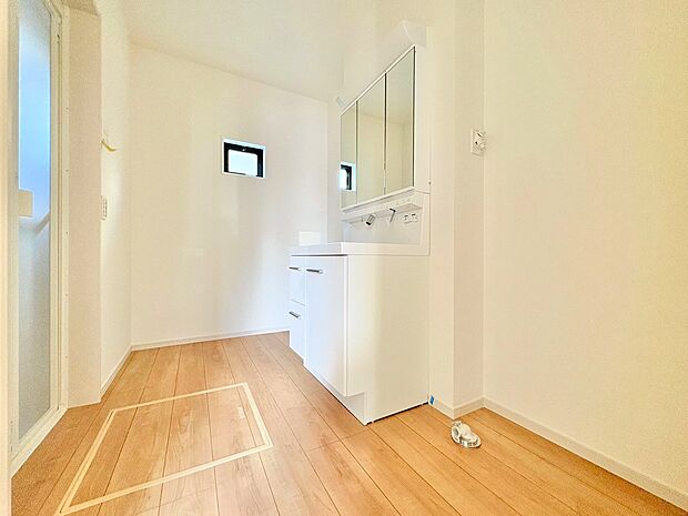 ゆとりある洗面スペースなら、朝の身支度と家事の時間が重なっても安心です。