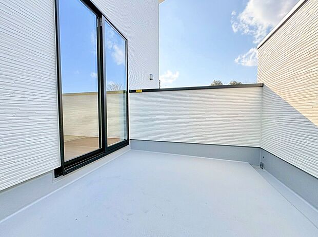 バルコニーに出た時、頬をなでる優しい風を感じます。