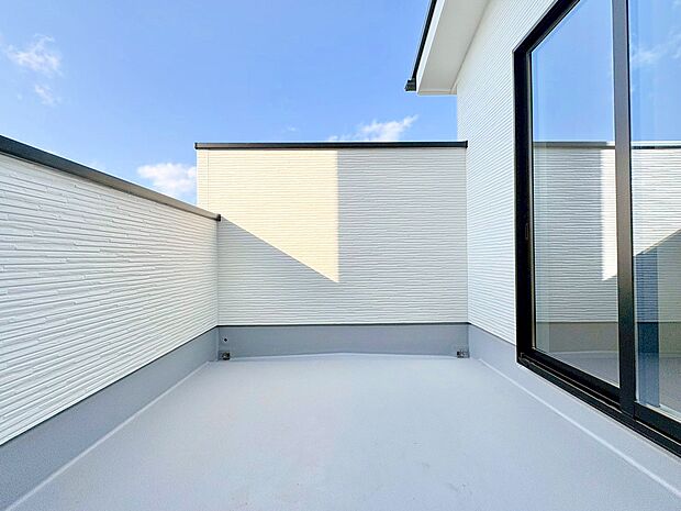 たくさんの日差しと風を受け洗濯物もすぐに乾きそう。