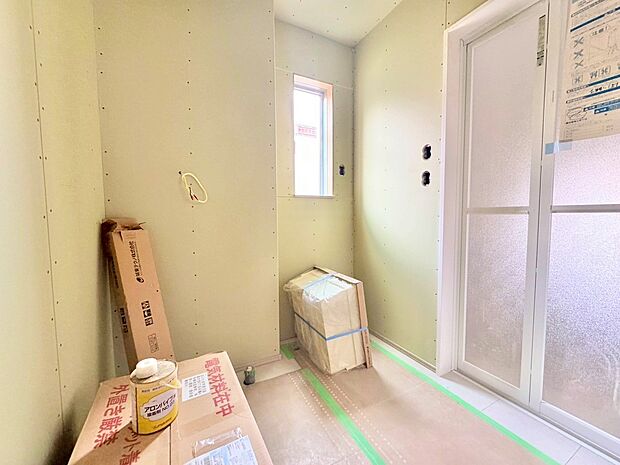 キッチンのそばに水回りを集約した家事効率の良い動線を確保。(令和8年2月 撮影)