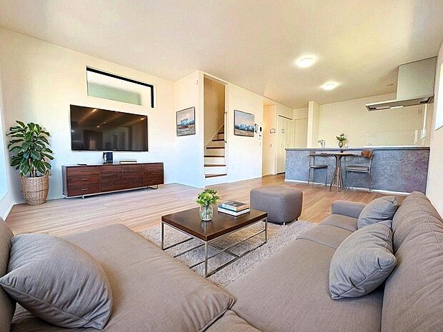 2階に設けたＬＤＫは空間を明るく照らすことのできるバルコニーに面した造りです。※現況写真にCGによる画像処理済み