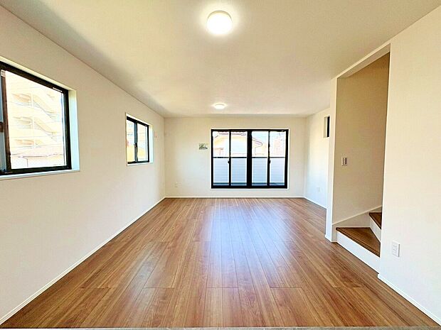 ほっと安らげる居心地の良いリビングは、ごろんと寛げる床暖房付きです。