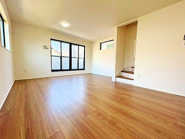 リビングイン階段を採用しました。キッチンからリビング全体を見渡せます。