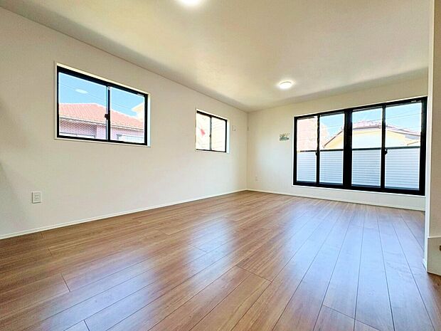 室内には豊かな陽光が注ぎ込み、爽やかな住空間を演出。