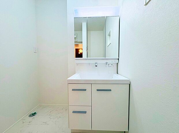 ゆとりある洗面スペースなら、朝の身支度と家事の時間が重なっても安心です。