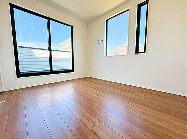 バルコニーからの明るい陽光がお部屋に差し込みます。