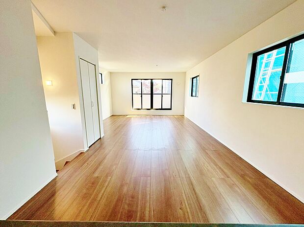 自然光が降り注ぐ明るくナチュラルな内装のリビングに仕上げました。