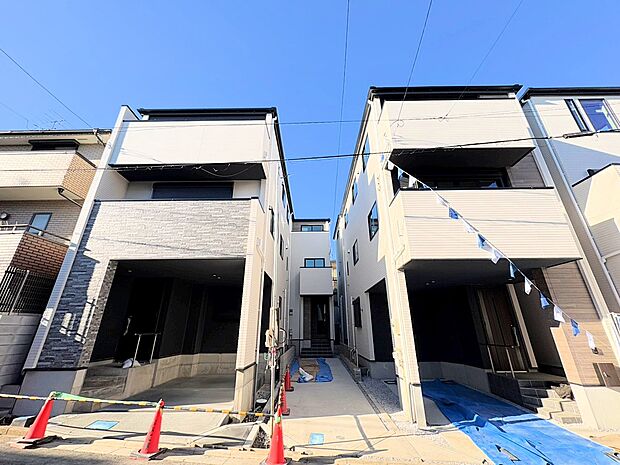 右側が当物件。与野駅まで徒歩10分の閑静な住宅街。小学校まで徒歩6分の立地。
