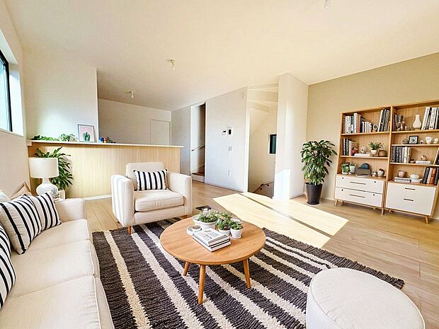 プライバシーに配慮した2階リビング設計。※現況の物件写真にCGによる画像処理がされています。