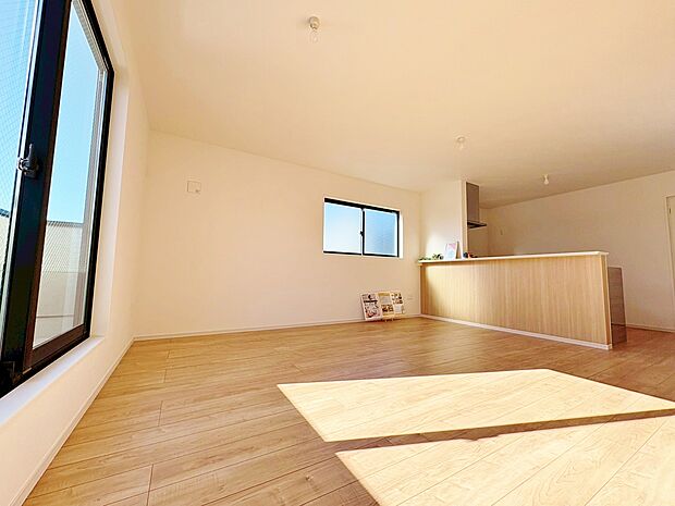 開放的なリビングは心地よい光と風に満ち溢れ家族が自然と集まる場所へ。